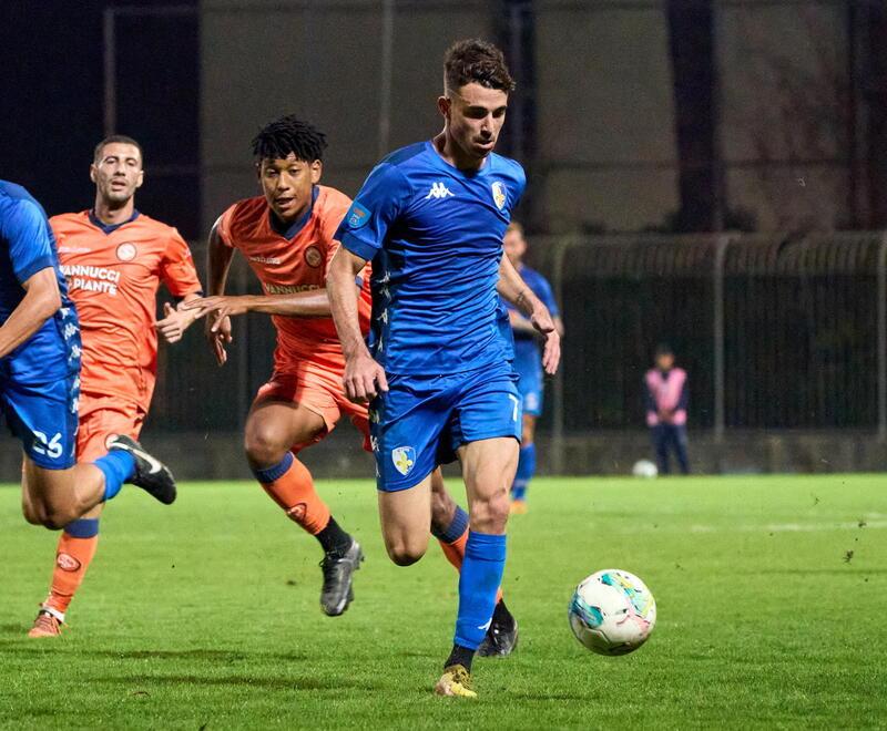 Andrea Mobilio in azione durante il derby giocato dal Prato contro la Pistoiese