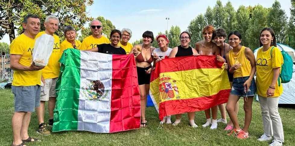 Gnocco fritto dai volontari ai fan di Harry Styles: «Hanno portato allegria nel quartiere»