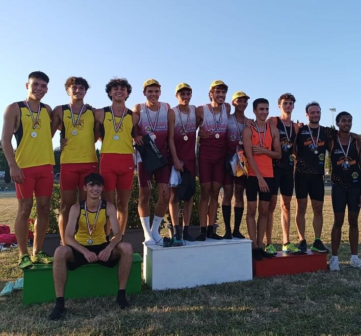 Il podio della staffetta 4x100 con il gruppo dell’Atletica Piombino al secondo posto