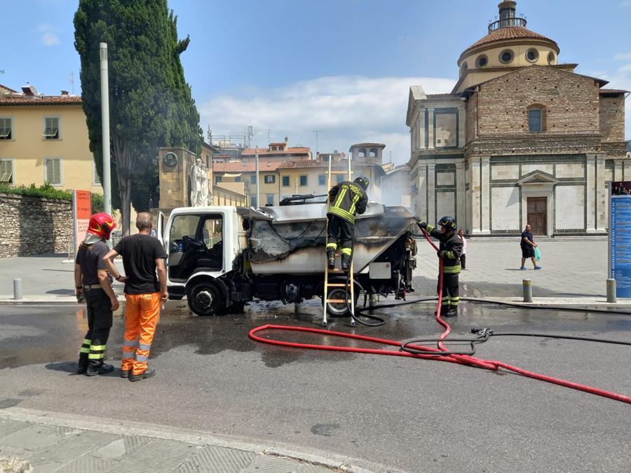 Incendio distrugge un mezzo per la raccolta della carta a Prato