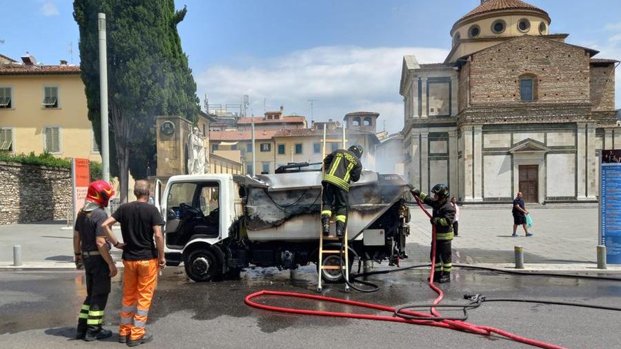 Incendio distrugge un mezzo per la raccolta della carta a Prato