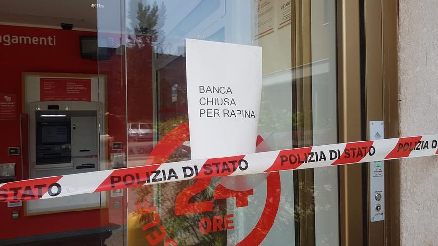 Modena, rapina in banca: un malvivente bloccato da un operaio