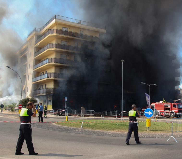 Palazzo bruciato, ultime mediazioni ad Alghero: «Non demolitelo, va ristrutturato» 