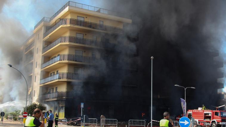 Palazzo bruciato, ultime mediazioni ad Alghero: «Non demolitelo, va ristrutturato»