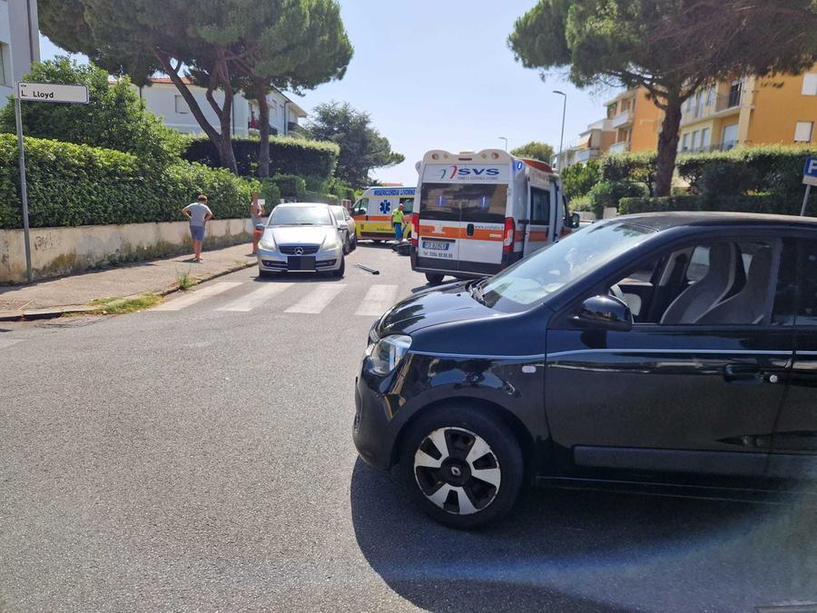 Ardenza, scontro tra auto e scooter in via Bat Yam: due feriti