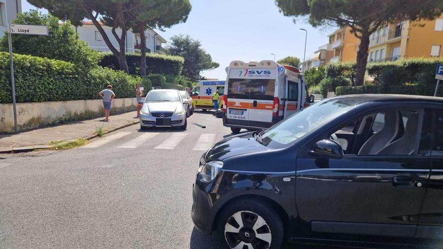 Ardenza, scontro tra auto e scooter in via Bat Yam: due feriti