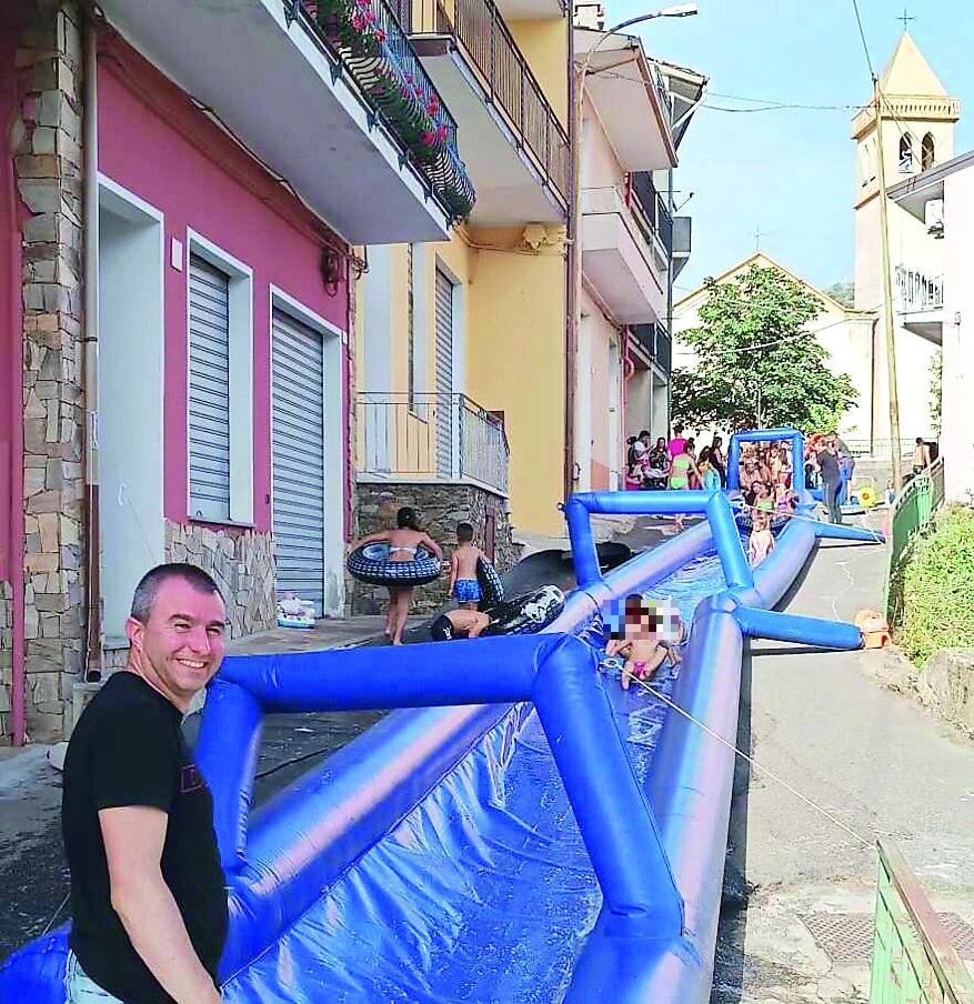 
	A Desulo un grande scivolo &egrave; stato montato nella piazza, per la gioia dei bambini

