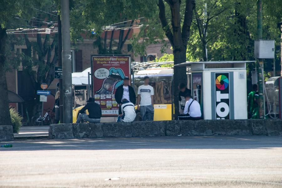 Modena, tour nel triangolo della droga tra vedette e baby spacciatori