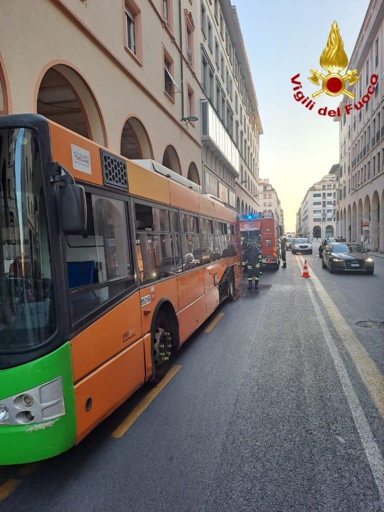 Livorno, principio d’incendio su un bus in via Grande – Video