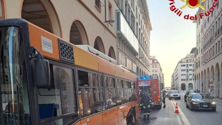 Livorno, principio d’incendio su un bus in via Grande – Video