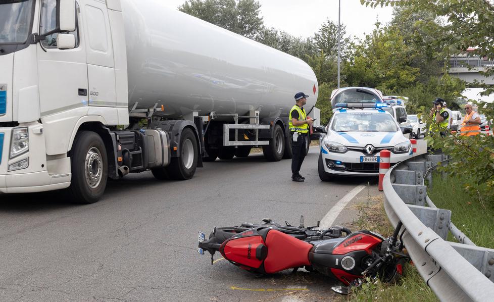 Castelfranco, cade in tangenziale: motociclista ferito 