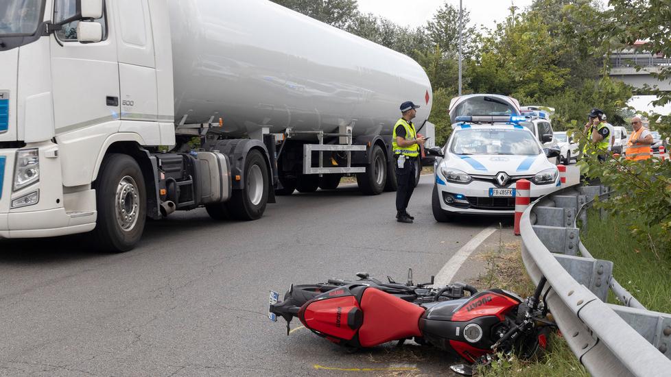 Castelfranco, cade in tangenziale: motociclista ferito 