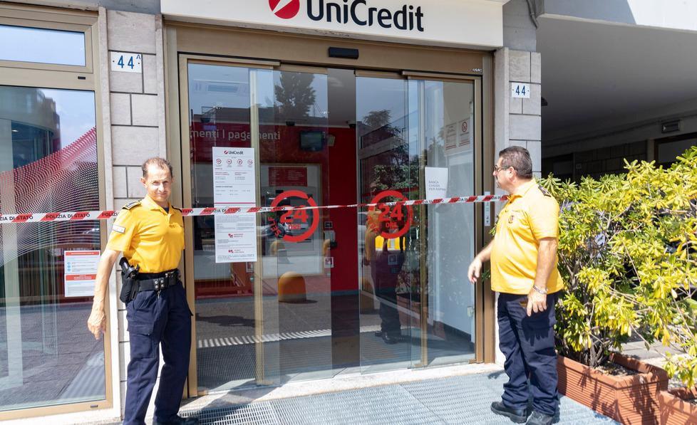 Modena, i clienti del bar bloccano il bandito