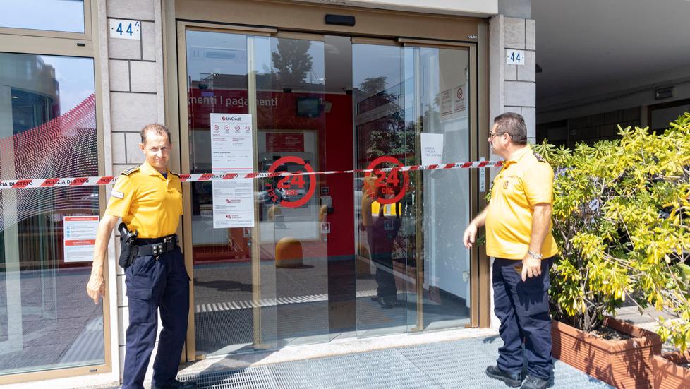 Modena, i clienti del bar bloccano il bandito