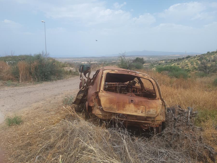 
	Carcassa di auto bruciata fotografata ieri a due anni dai roghi


