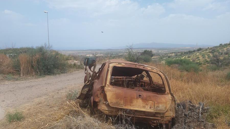 Carcassa di auto bruciata fotografata ieri a due anni dai roghi