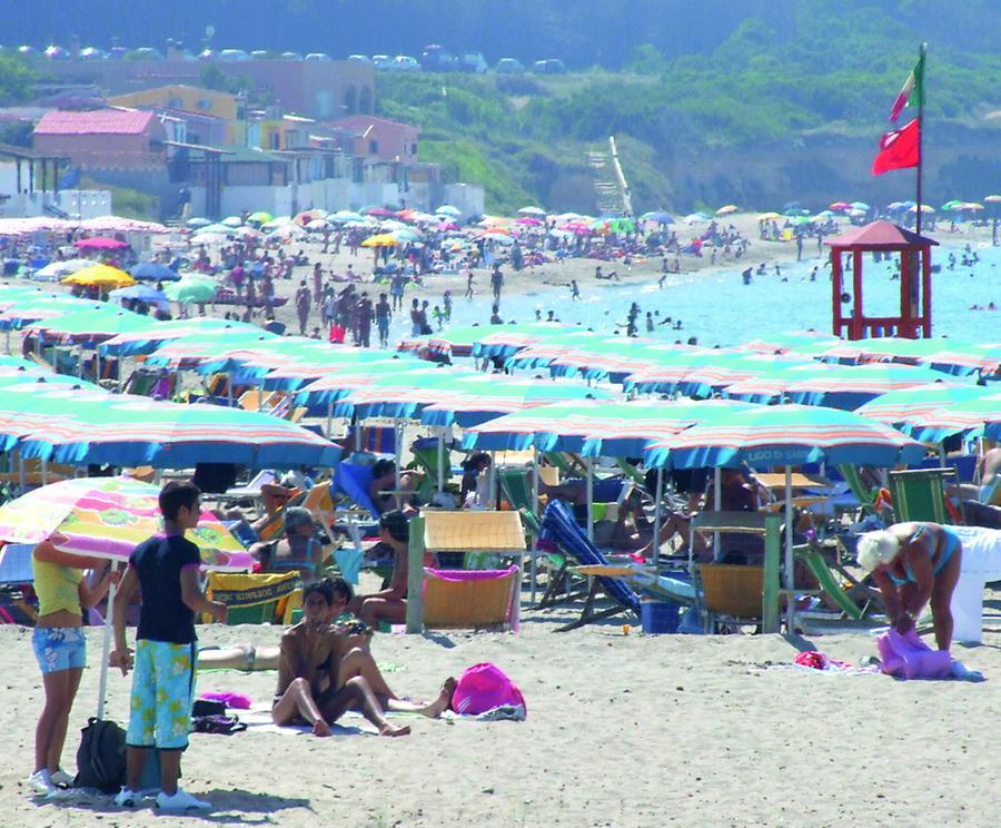 Ombrelloni per tutte le tasche, ma ad agosto sarà una stangata