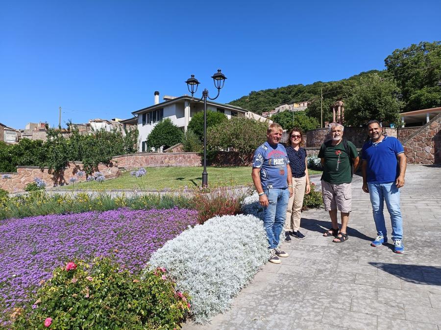 
	Nella&nbsp;foto, da sinistra: Fabio&nbsp;Brignone, responsabile&nbsp;Asproflor per la Sardegna, l'interprete&nbsp;Tullia Madau, Mauro Paradisi, giudice di Communities in Bloom, e Silvano Defrassu, vicesindaco di Sorradile.

