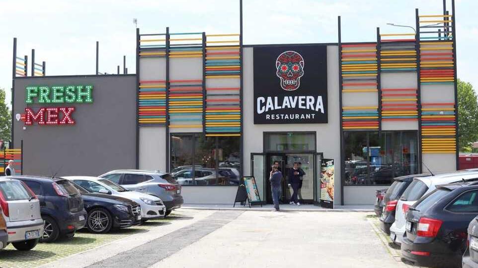 Livorno, su le saracinesche del messicano Calavera: per il ristorante servono 30 persone