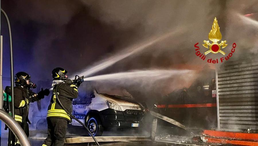 
	I vigili del fuoco spengono il gigantesco rogo al distributore di viale Marconi

