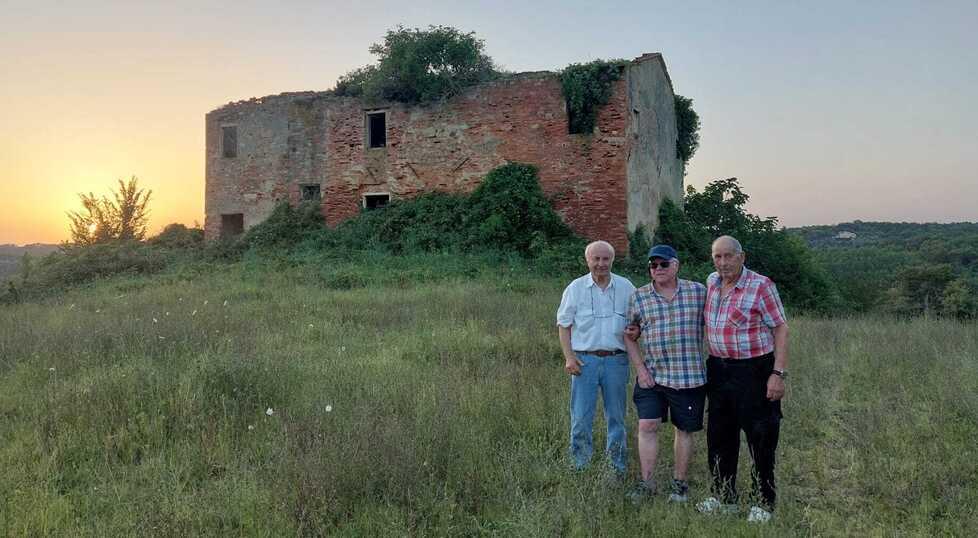 Marzio Volpi, Patrick Donnellan e Brunero Bertelli davanti alla casa a Poggio alla Nera