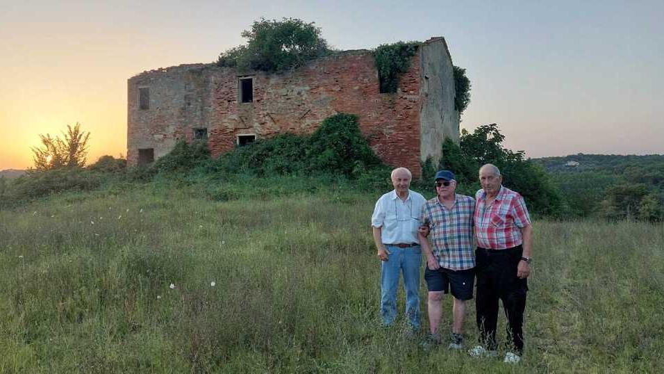Marzio Volpi, Patrick Donnellan e Brunero Bertelli davanti alla casa a Poggio alla Nera