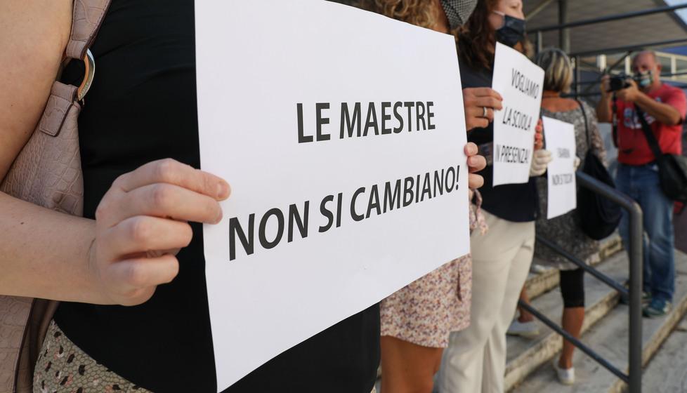 Una protesta di insegnanti e genitori (foto archivio)