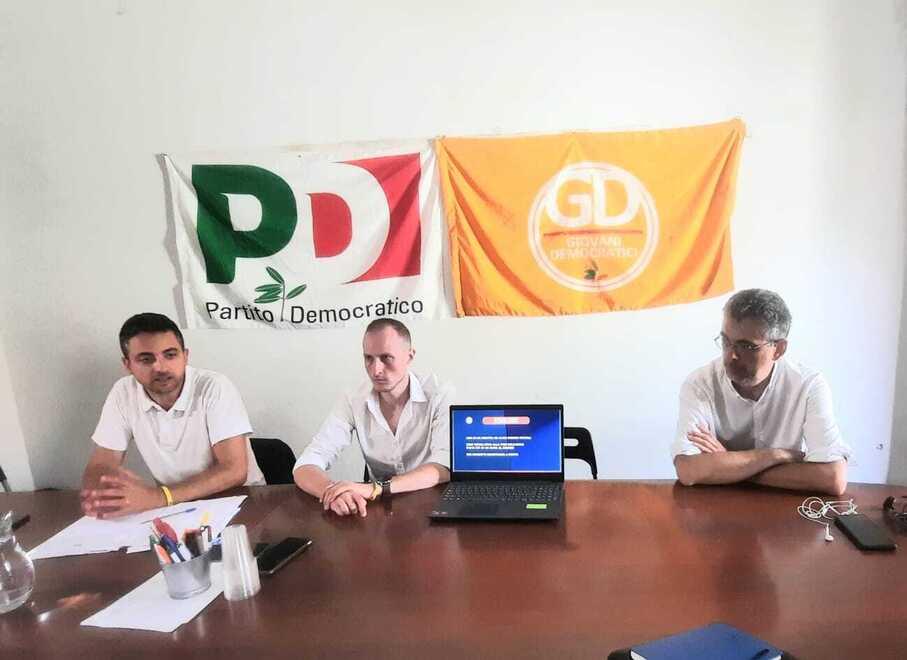 Il deputato Marco Furfaro, il segretario della Federazione del Pd Marco Biagioni e il vice sindaco Simone Faggi