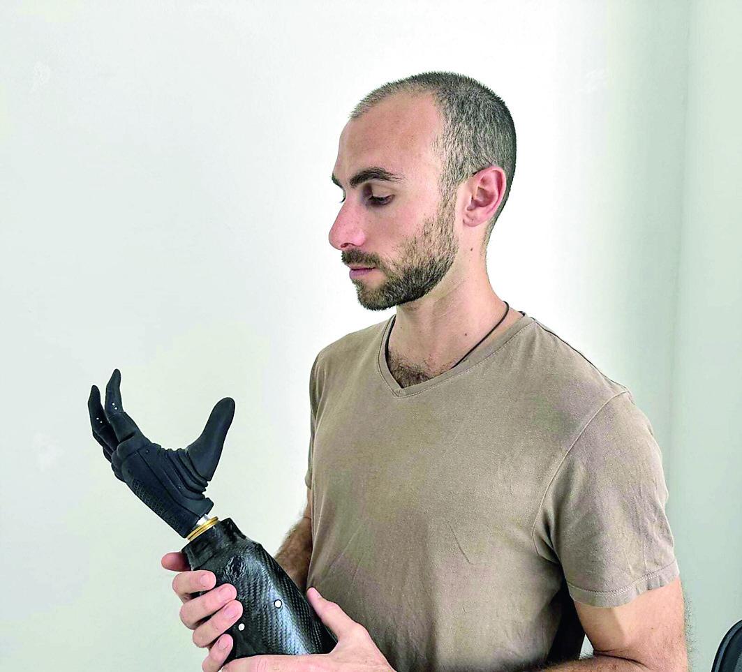 Livorno, il mago della robotica che regala il tatto con i magneti: «Così una protesi dà speranza agli amputati»