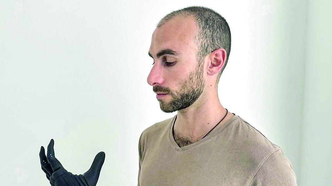Livorno, il mago della robotica che regala il tatto con i magneti: «Così una protesi dà speranza agli amputati»