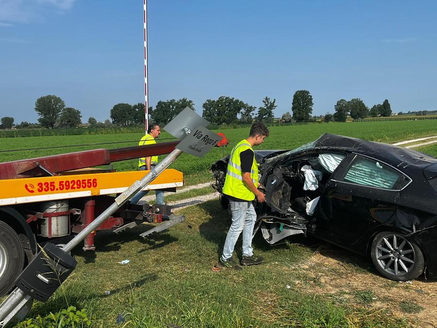 Alberone. Sbanda E Finisce Con L’auto Contro Un Palo: Grave Un Giovane ...