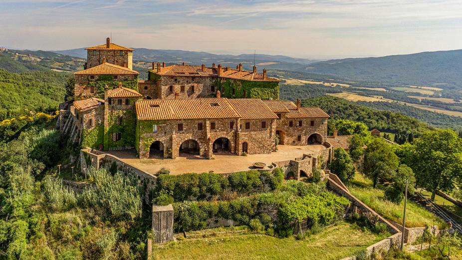 Il magnifico castello di Casenovole in vendita (foto Lionard)