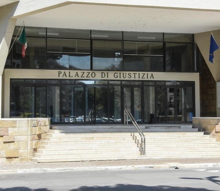 Furto in villa, l’autore inchiodato da grappa e mozzicone di sigaretta