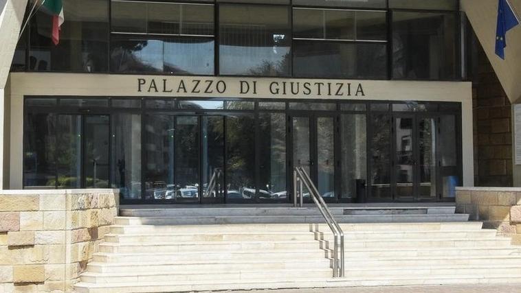Furto in villa, l’autore inchiodato da grappa e mozzicone di sigaretta