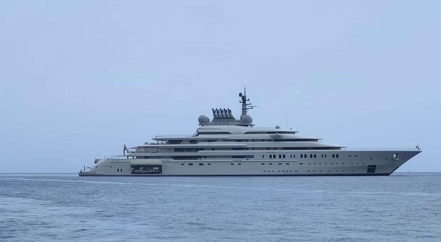 Il superyacht arabo approda all’Argentario: è la decima “meraviglia” più grande al mondo