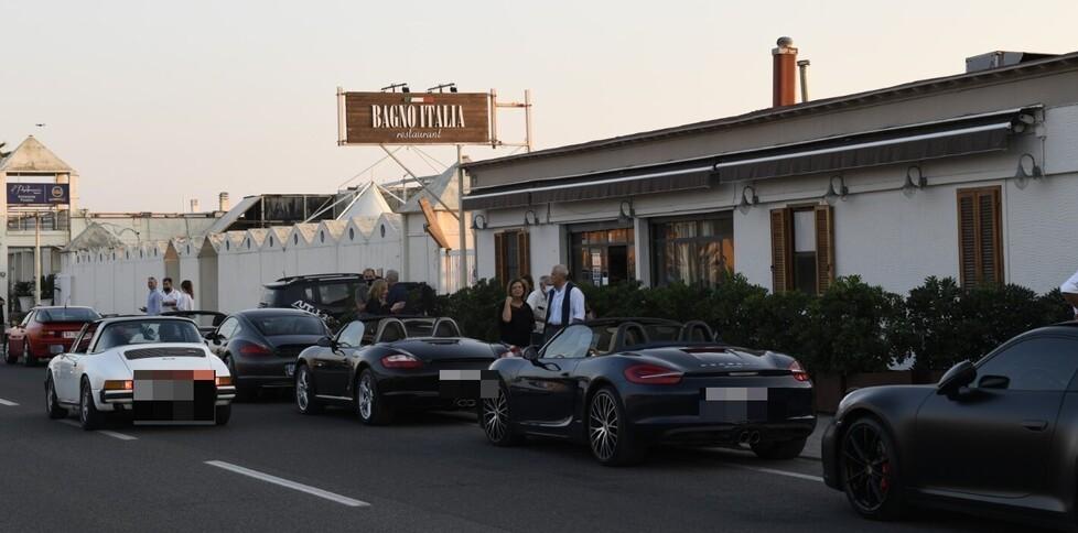 Le auto parcheggiate al Bagno Italia nel Gt Tour 2022