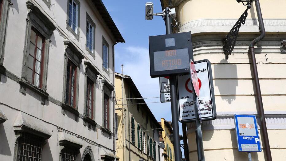 Lucca, nella Ztl con la targa nascosta: ora dovrà pagare 33 multe