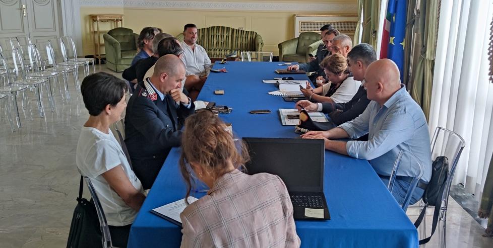 Malamovida a Follonica, vertice in prefettura: «Controlli e stretta sulla vendita degli alcolici» 