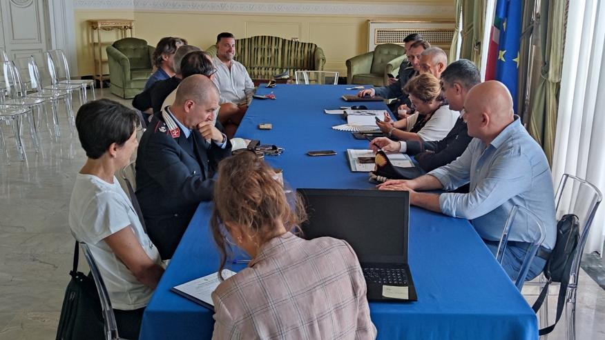 Malamovida a Follonica, vertice in prefettura: «Controlli e stretta sulla vendita degli alcolici»