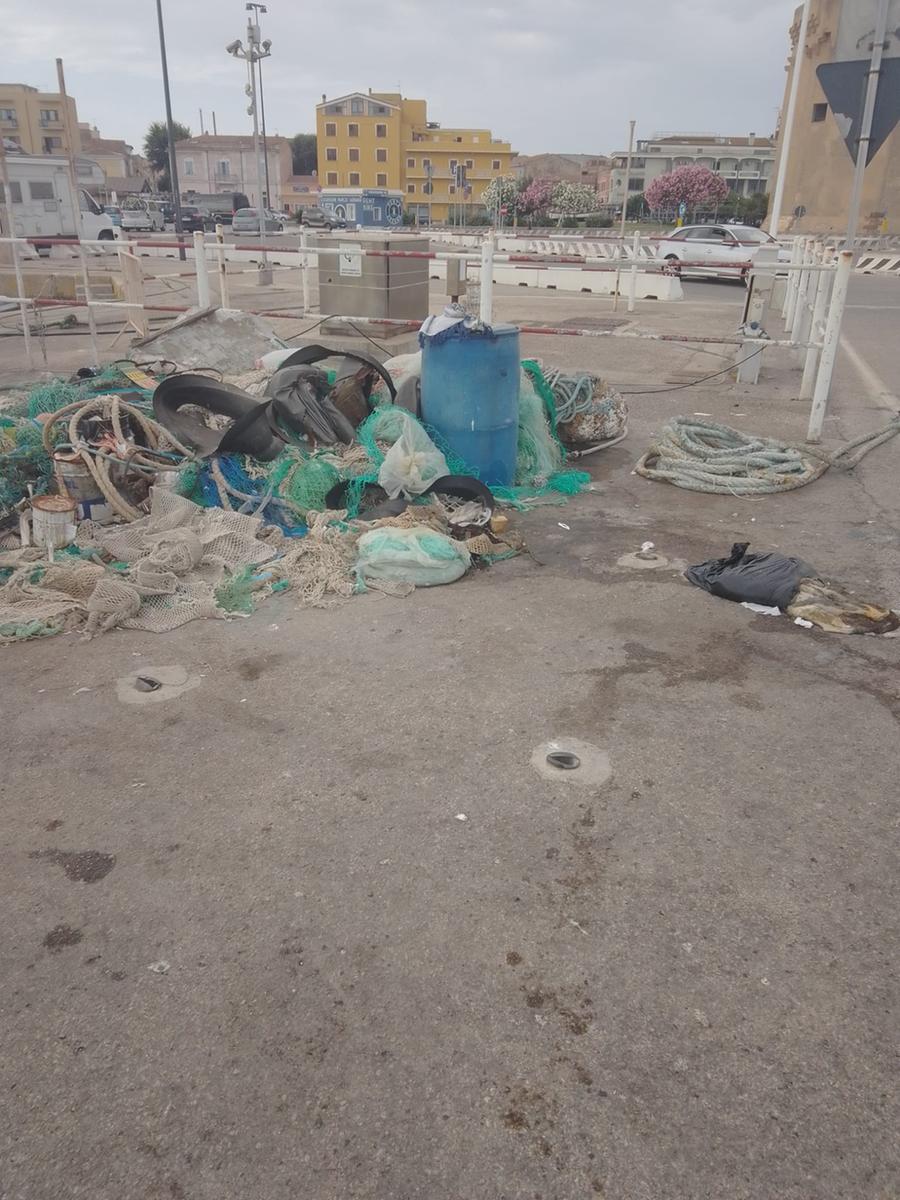 Porto Torres, carcassa di cinghiale in banchina: protestano i pescatori