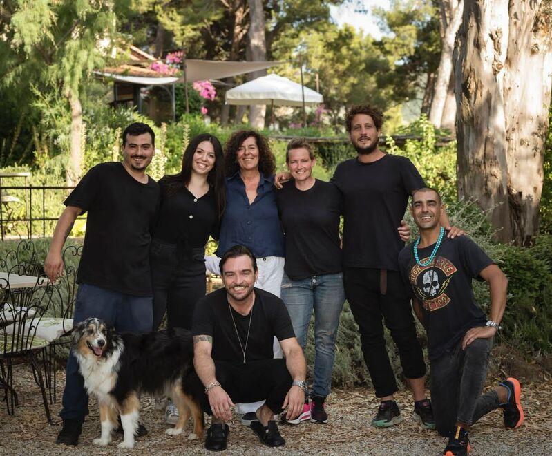 Il titolare Giulio Neri insieme al team nel giardino che circonda “Il Sal8 Bar Agricolo"