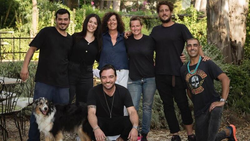 Il titolare Giulio Neri insieme al team nel giardino che circonda “Il Sal8 Bar Agricolo"