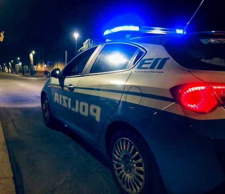 Vuole rapinare un 22enne per rubargli il monopattino