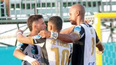I bianconeri festeggiano dopo un gol alla Roma