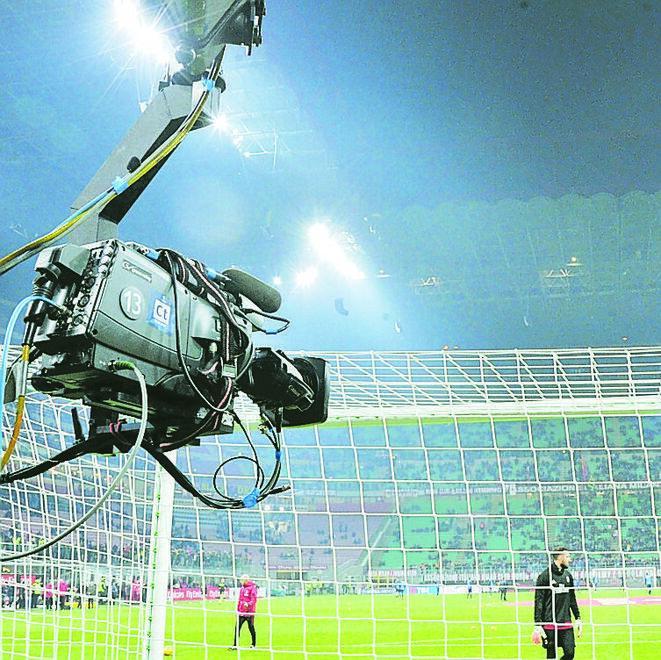 Stangata in tv: è sempre più caro vedere il calcio