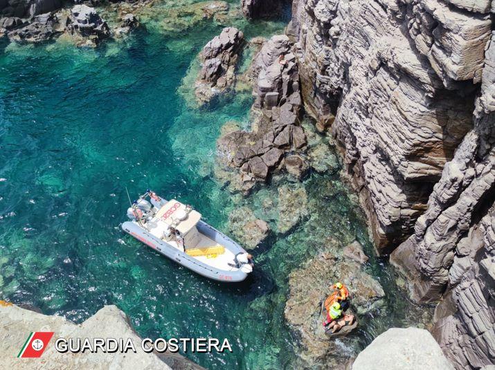 Turista ferita dopo un tuffo a Carloforte: interviene la guardia costiera