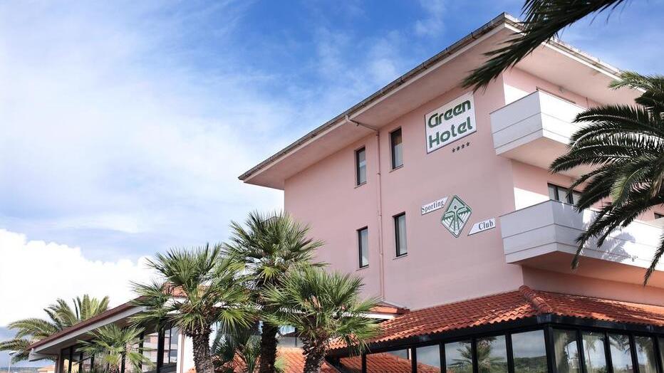 Alghero, i condizionatori non funzionano: caldo eccessivo al Centro anziani