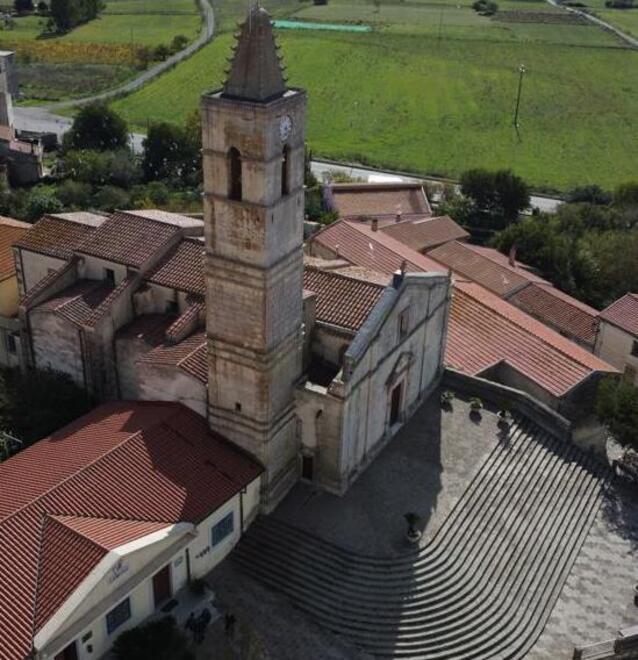 Semestene rimasto senza market né bar: «Investite qua, il locale lo diamo noi» 