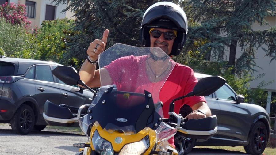 L'allenatore del Pontedera, Max Canzi, arriva in moto allo stadio Mannucci nel primo giorno di ritiro della squadra (Foto di Franco Silvi)