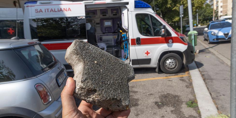 Modena, pietre e sassi contro i volontari della Croce Rossa